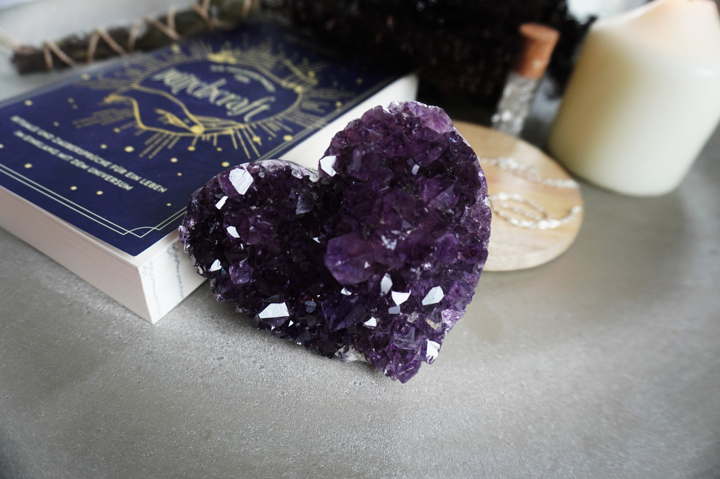 Amethyst Druzy Herz auf Metallständer