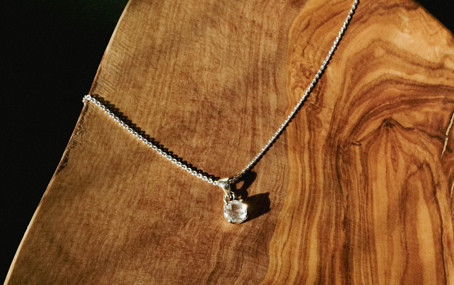 Rosenquarz mit Ankerkette