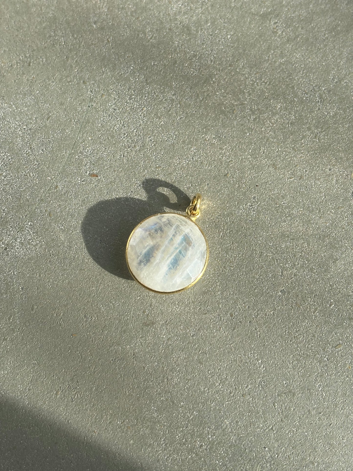 Labradorit weiß Anhänger Gold