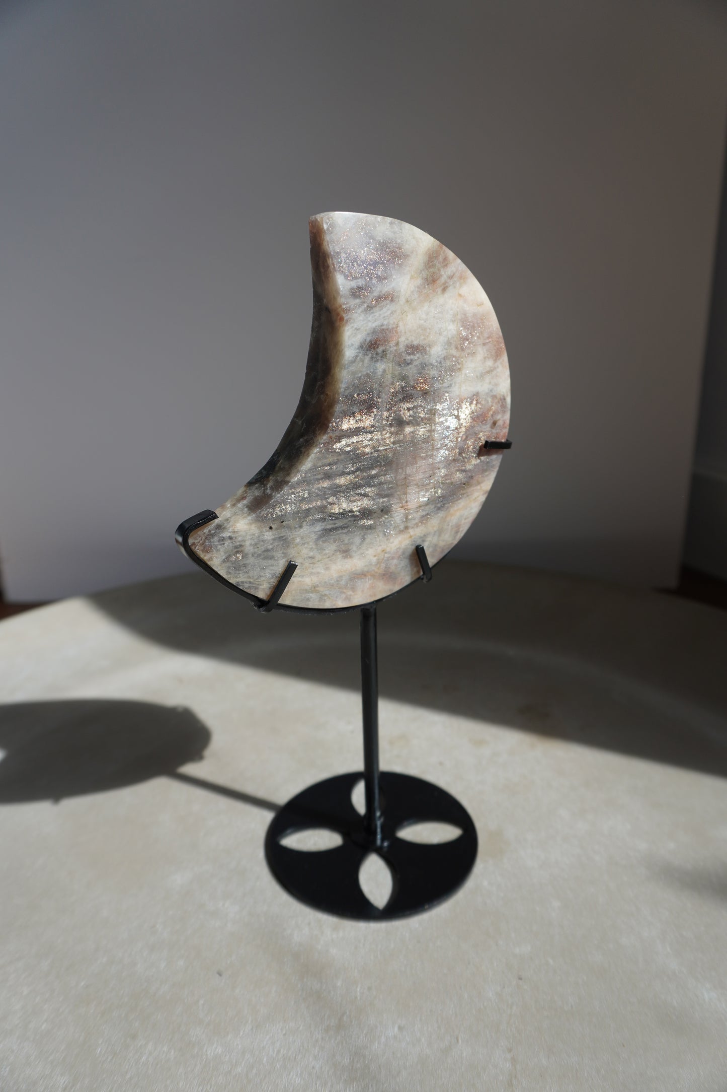 Mondstein Halbmond auf Metallständer