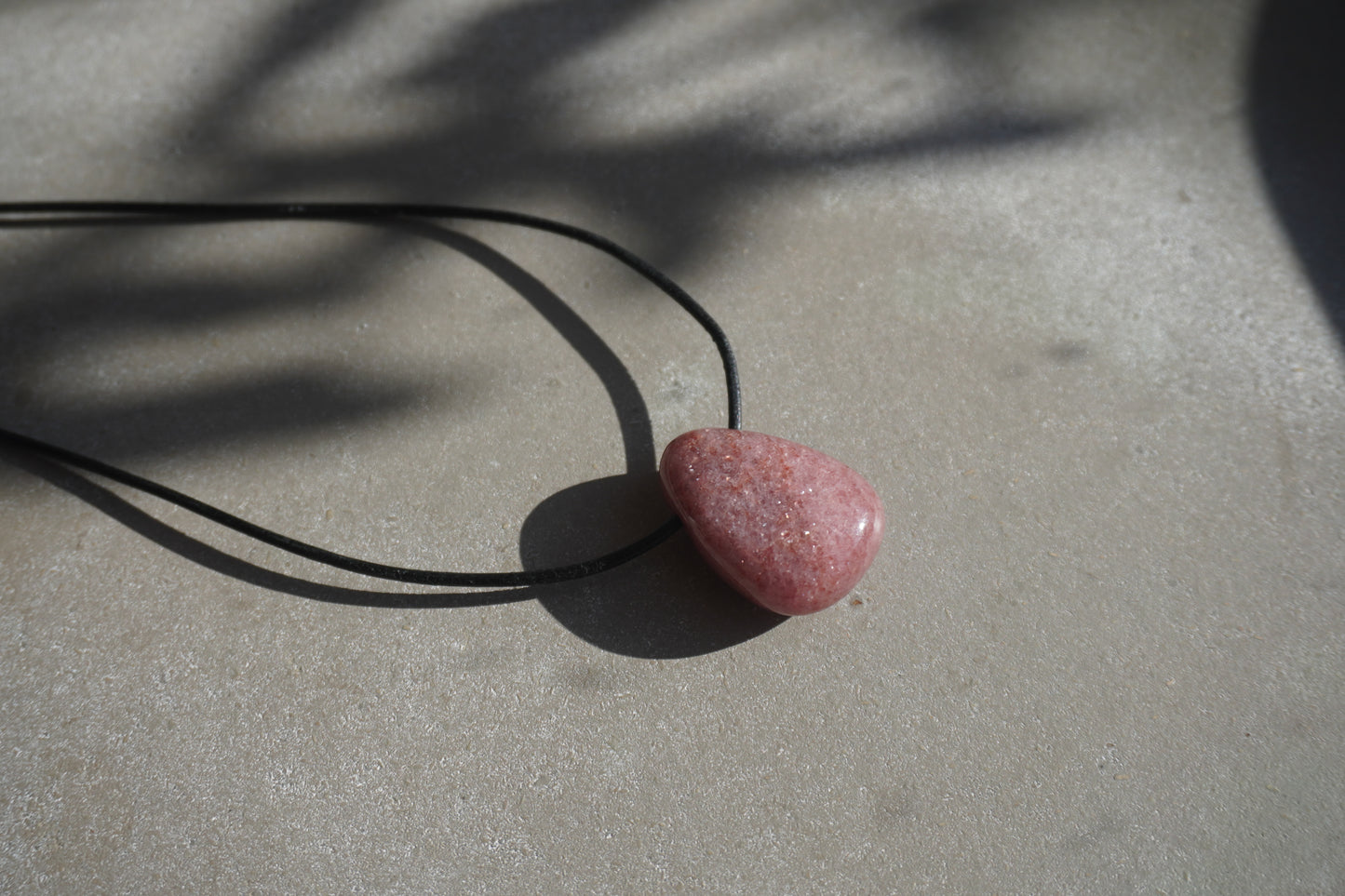 Muskovit Anhänger mit Lederband