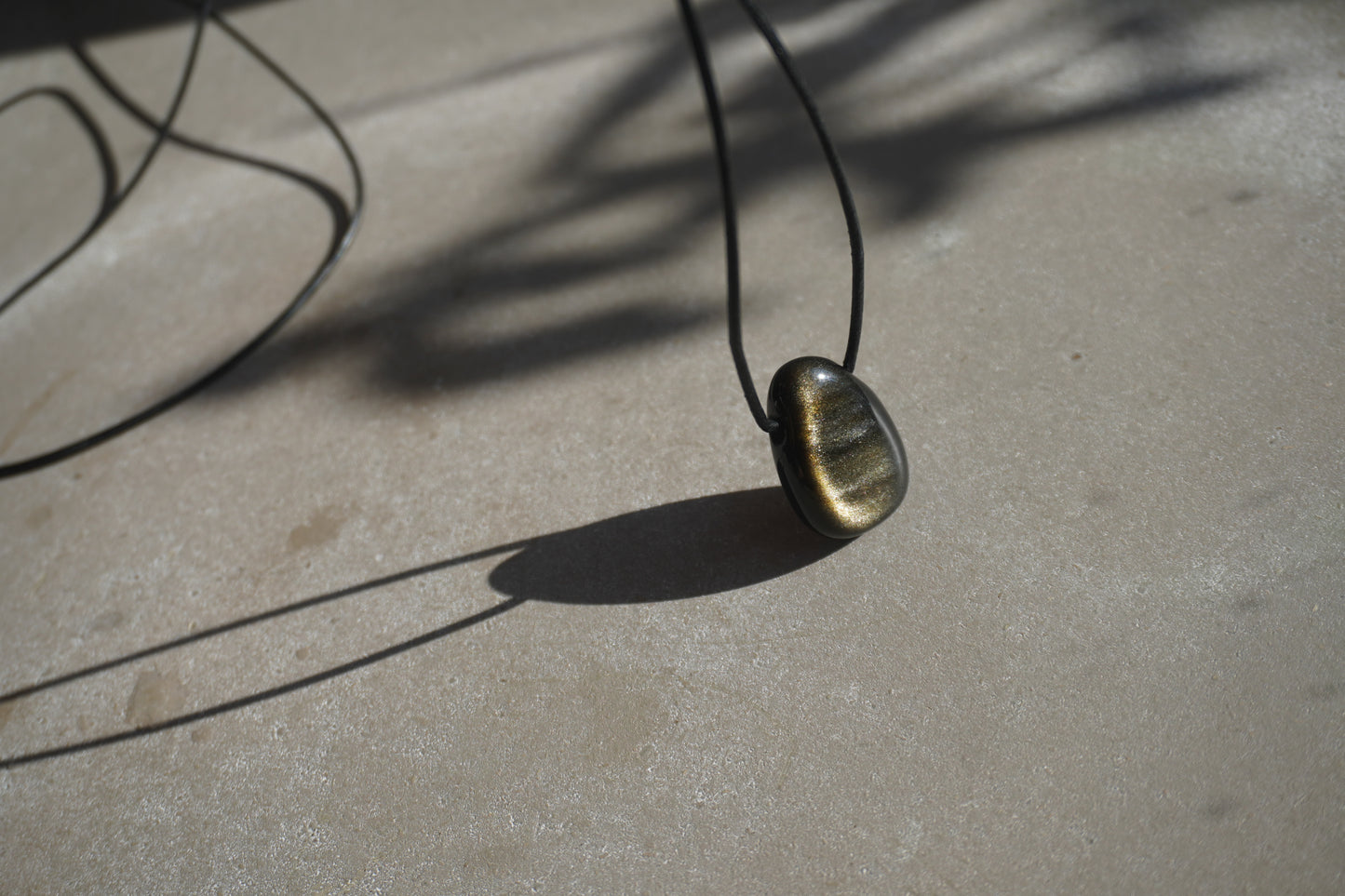 Gold Obsidian Anhänger mit Lederband