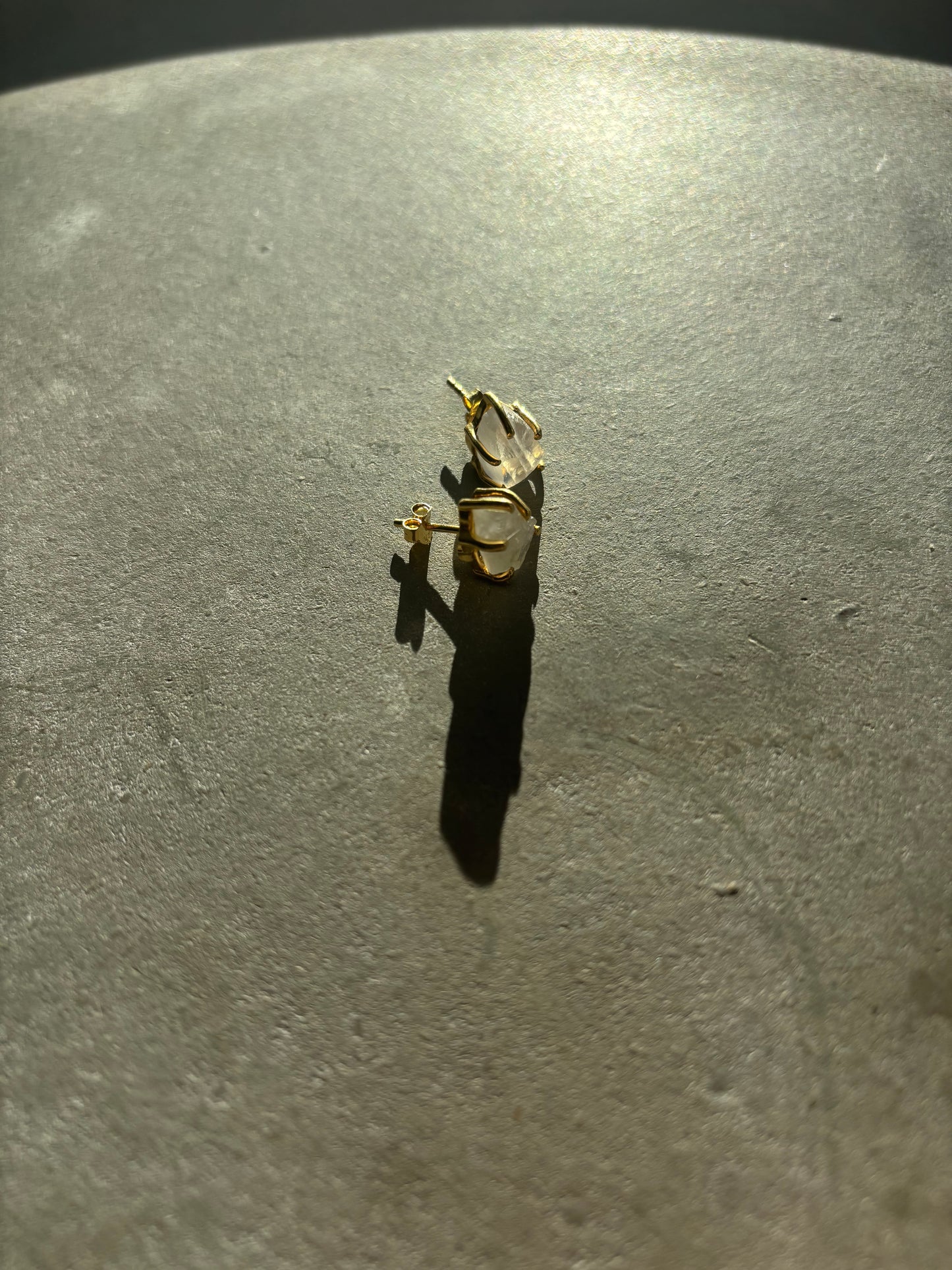 Labradorit weiß Ohrstecker Gold