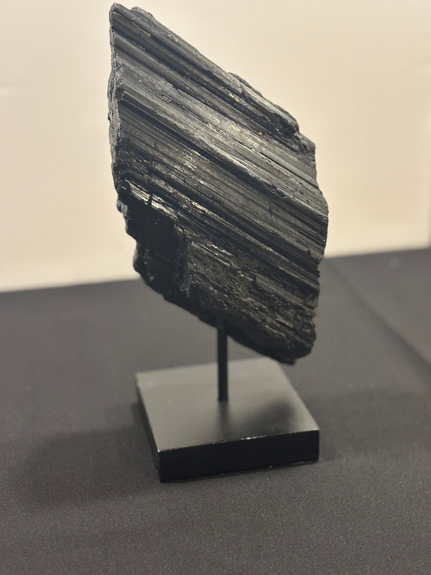 Turmalin Rohstein auf Holzständer