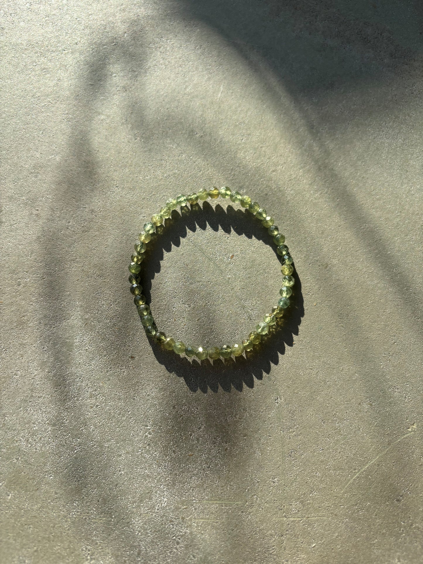 Grüner Apatit Kugelarmband facettiert